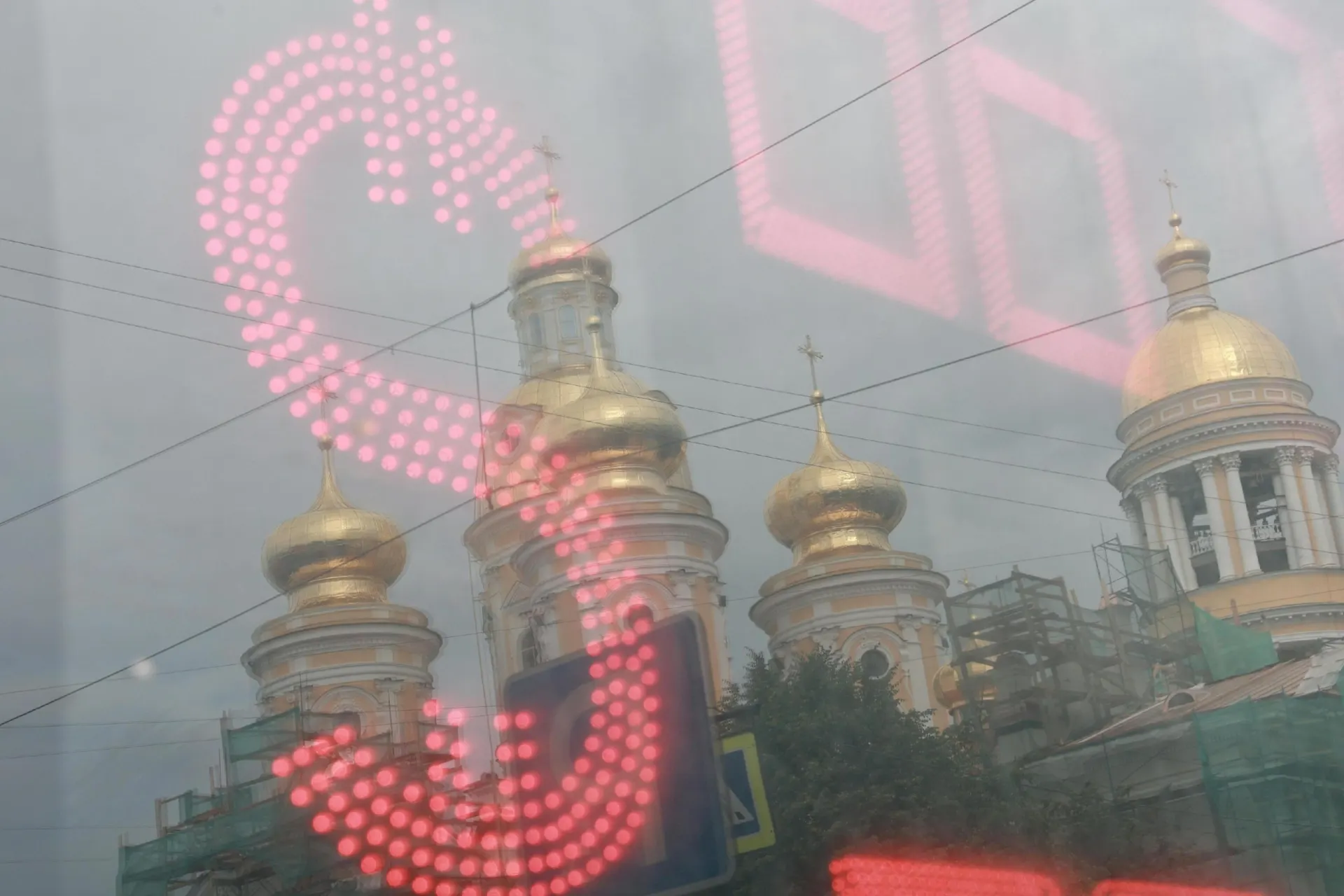 За лето рубль упал примерно на четверть по отношению к доллару; эксперты оценивают дальнейшие сценарии и последствия.
