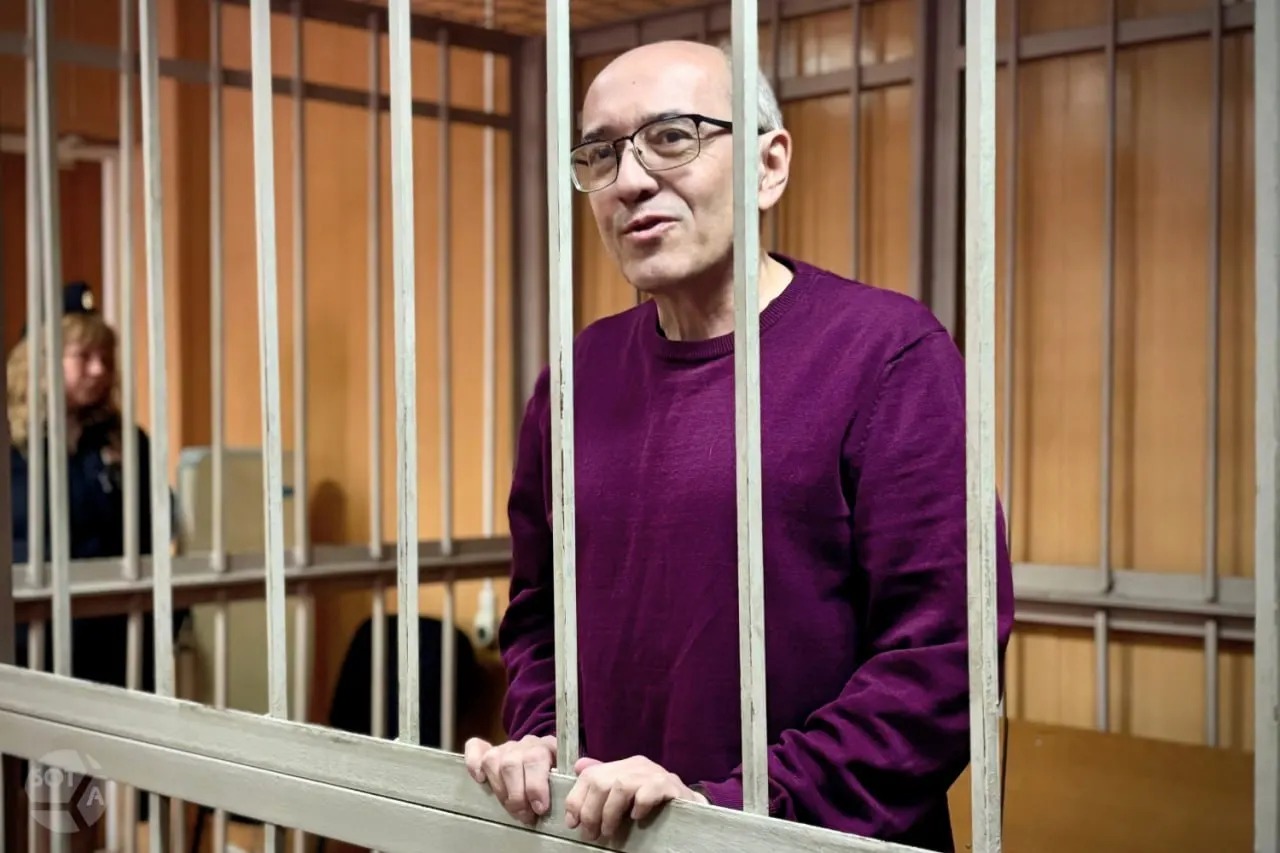 Суд Москвы вынес Павлу Сюткину приговор к 6 годам колонии общего режима за распространение фейков об армии; дело проходило в закрытом режиме.