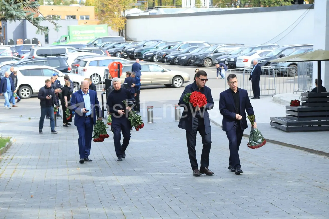 Двукратный олимпийский чемпион Сергей Чепиков умер; в столице проходят церемонии прощания, присутствуют высокопоставленные гости.
