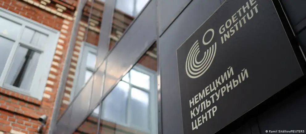 Раскрываются последствия закрытия Гёте-Института в России и взгляды участников программы на влияние на культурные связи и будущее языкового обмена.