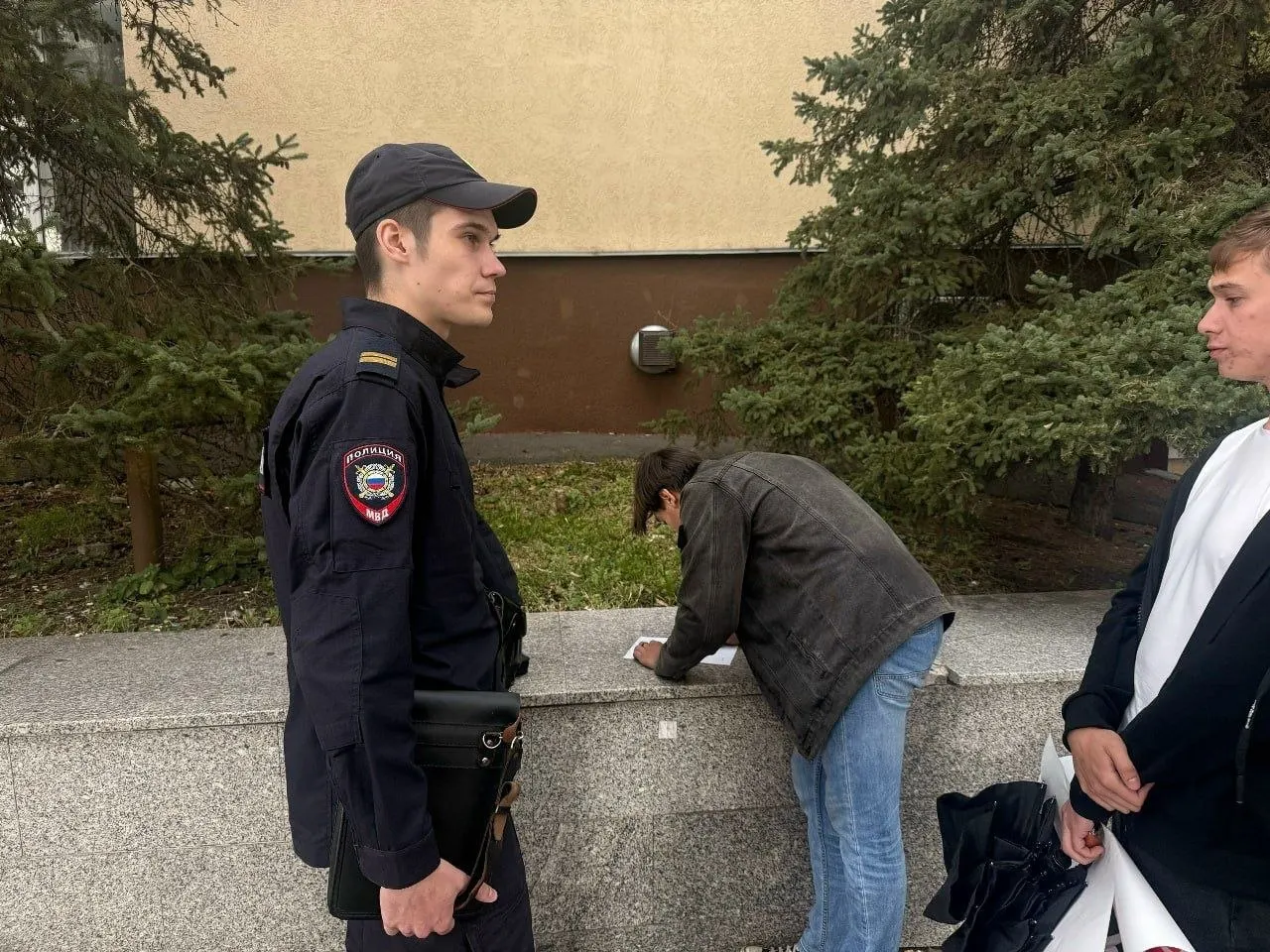 В Пензе напали на активиста КПРФ во время одиночного пикета; другой активист пытался снять происходящее на камеру, нападавшие забрали телефон. Позже зафиксирован аналогичный эпизод в столичном регионе.