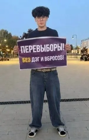 Одиночный пикет в Ижевске за перевыборы без ДЭГ и вбросов, а в Москве возникают сомнения в подсчете голосов на отдельных участках.
