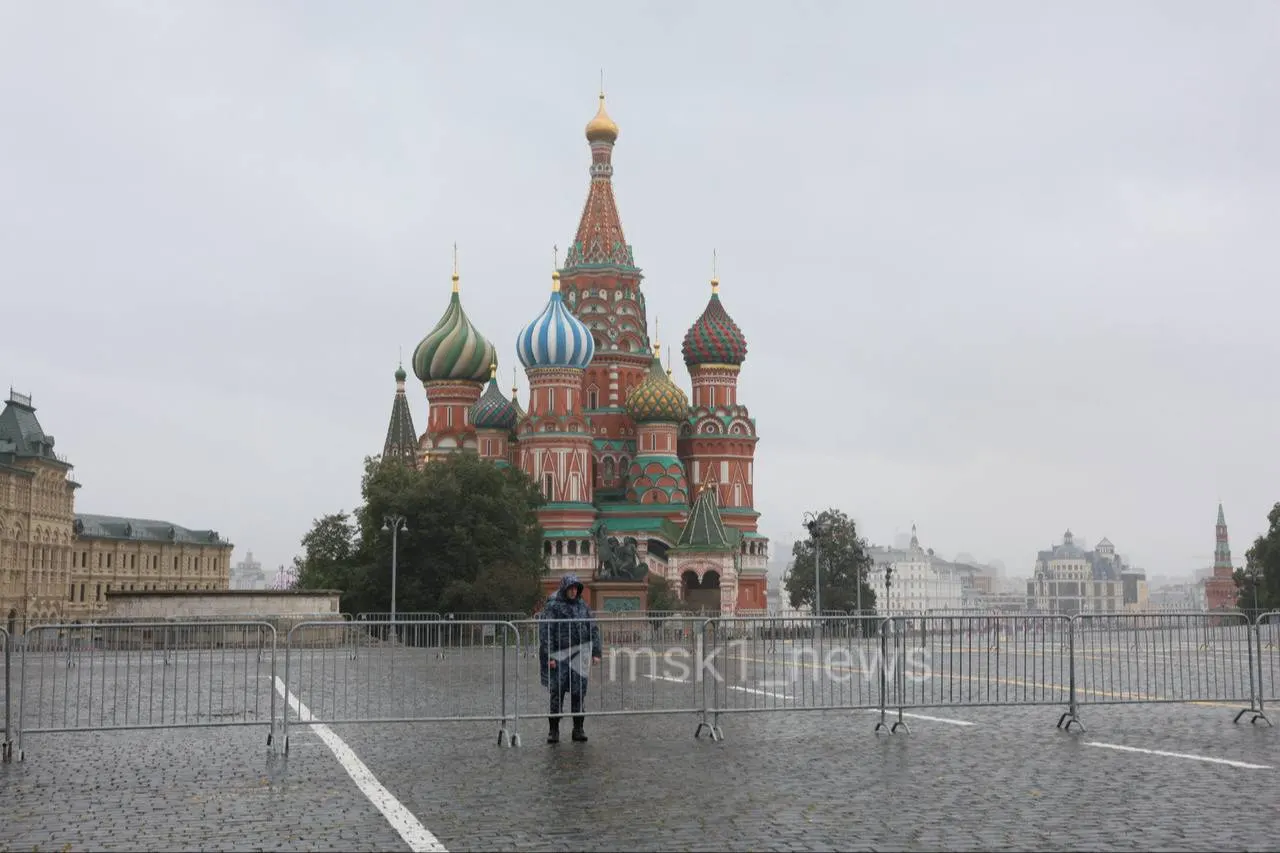 На Красной площади частично перекрываются площади, полиция обеспечивает порядок во время празднования Дня города. Подробности перекрытий и ограничений по городу.
