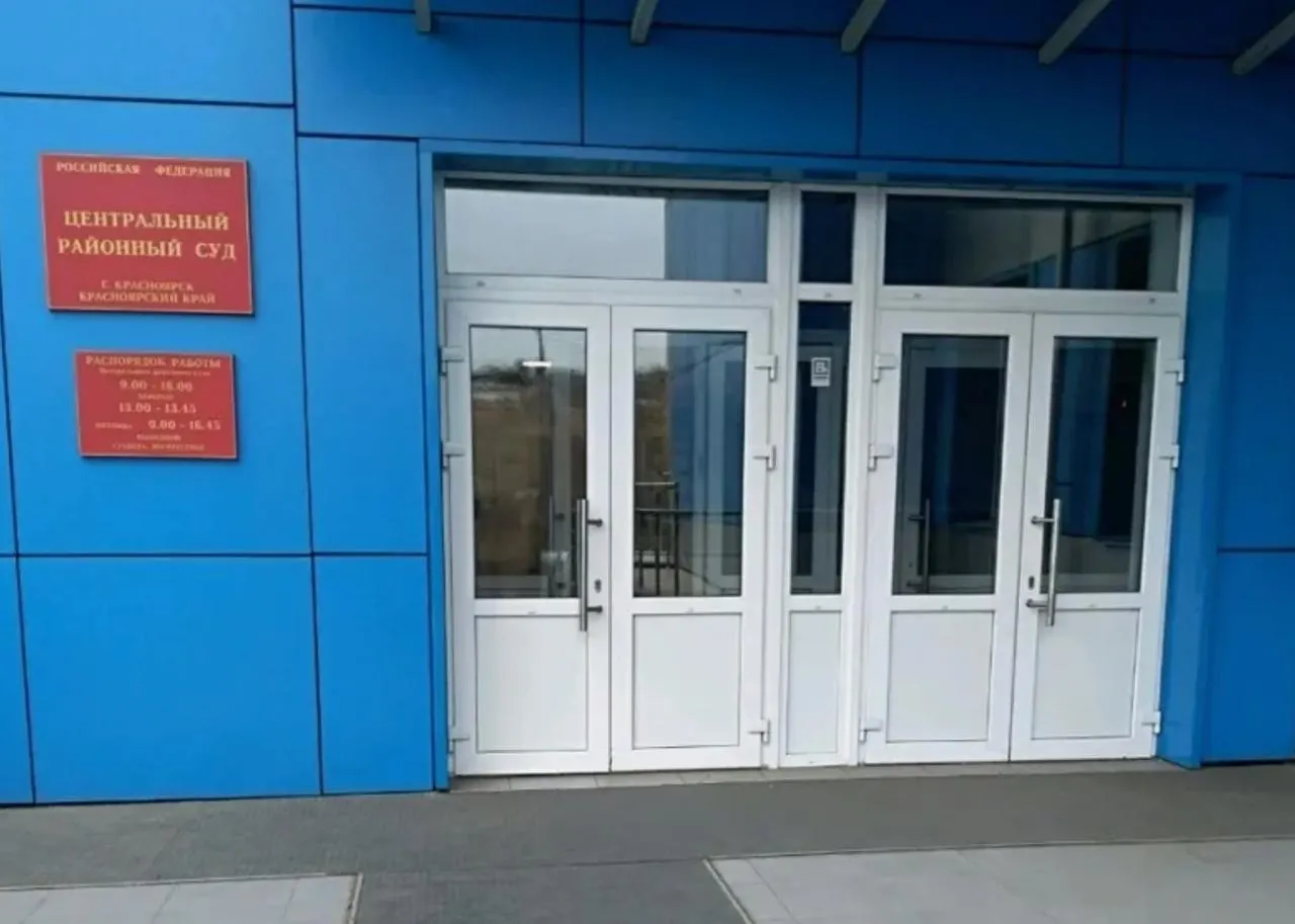 Красноярский суд вынес приговор бывшему сотруднику уголовного розыска по делу о взятках и превышении полномочий; он получил 4 года строгого режима, штраф и лишение звания.