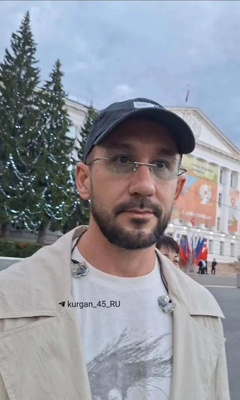 За кулисами музыкант рассказал о неудавшейся встрече с Курганом, но отметил тёплую погоду в столице и поздравил жителей города.