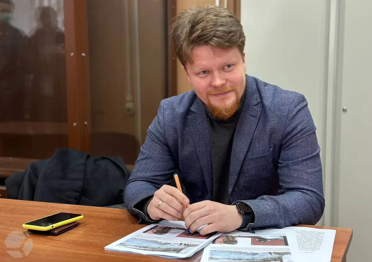 Протокол о дискредитации армии направлен против правозащитника Леонида Соловьёва; точные основания дела пока неизвестны, а телеграм-канал адвоката временно недоступен.