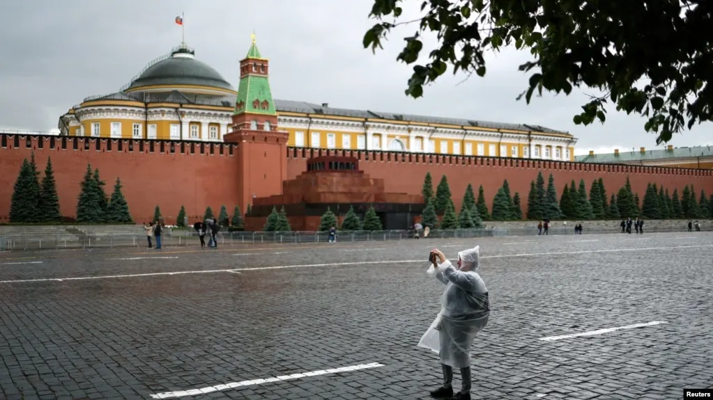Тверской суд Москвы вынес наказание за одиночный пикет у Красной площади: 13 суток ареста и штрафы, связанных с дискредитацией армии.