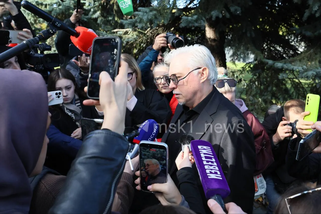 На траурной церемонии собрались близкие, коллеги и поклонники; начало запланировано на 11:00.