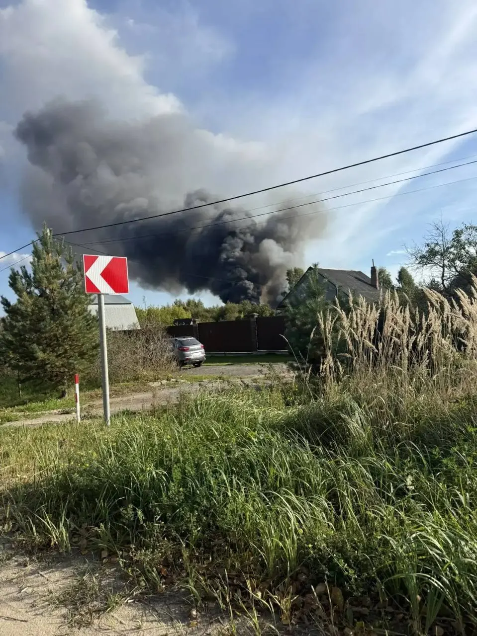 Пожар на строительном рынке в Одинцово достиг площади около 2000 кв. м; очевидцы могут передать фото и видео в редакцию.