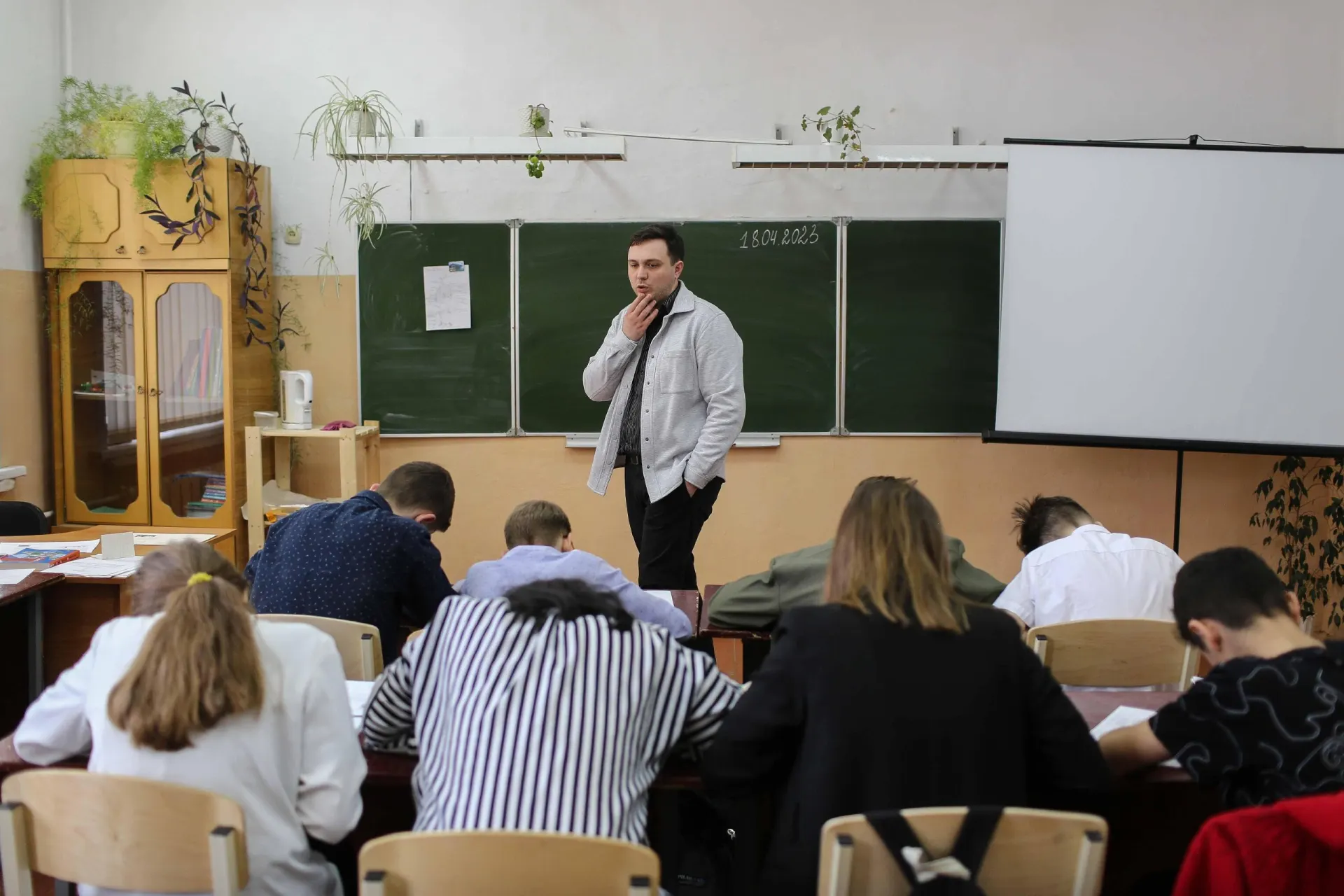 Минпросвещения ввело дополнительный час истории в расписание; разбор причин и возможных последствий.