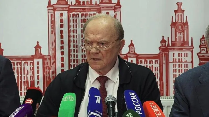 Геннадий Зюганов призвал сменить экономический курс, заявив, что без изменений Россия рискует остаться в экономическом и технологическом отставании; война перерастает в угрозу для будущего страны.