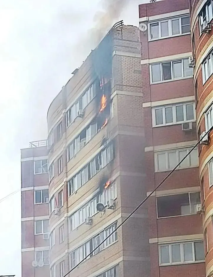 Дроны попали в многоквартирные дома Подмосковья: в Кубинке начался пожар, эвакуированы жители, в Павловском Посаде также проводится эвакуация после повреждений окон.