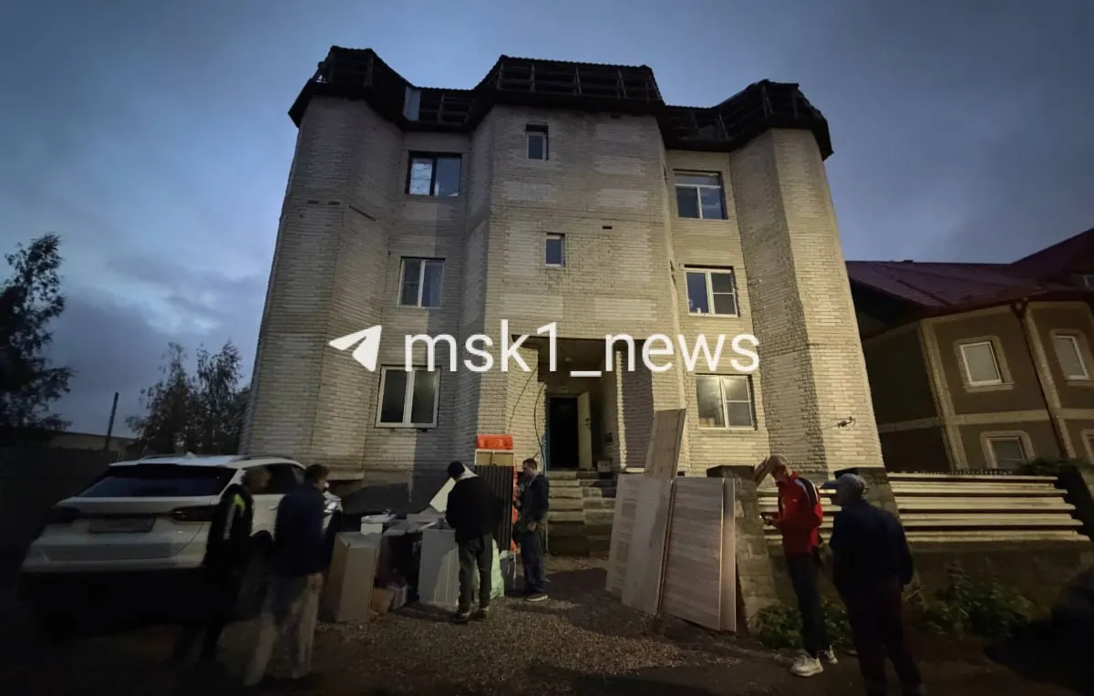 Демонтаж идёт прямо над головами жильцов, жители жалуются на незаконность работ и пропажу вещей; полиция приезжала, но проблему не решила — требуются действия следственных органов.