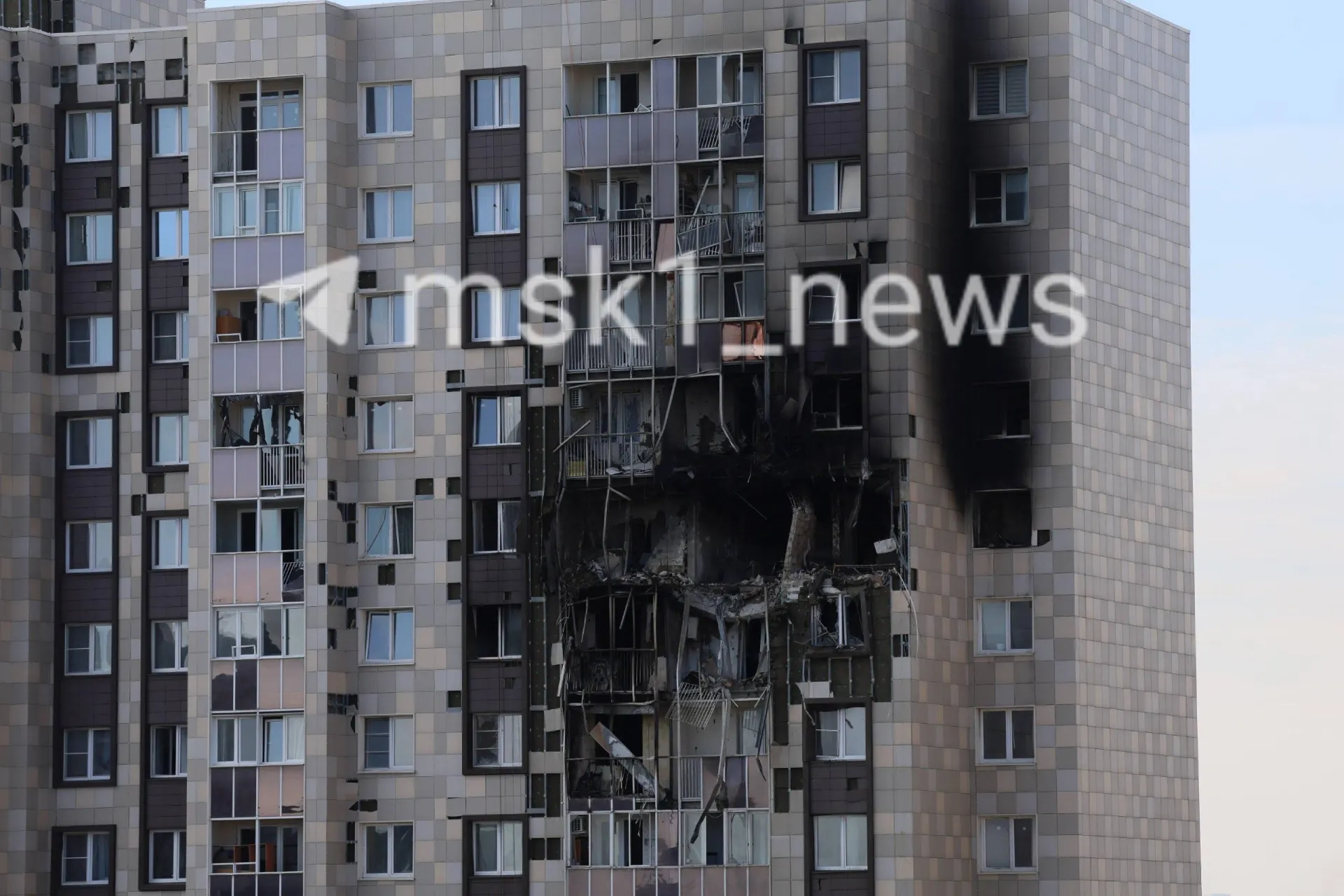 Фасад и несколько комнат пострадали в результате удара беспилотника по дому в Новых Котельниках; на месте работают полицейские.
