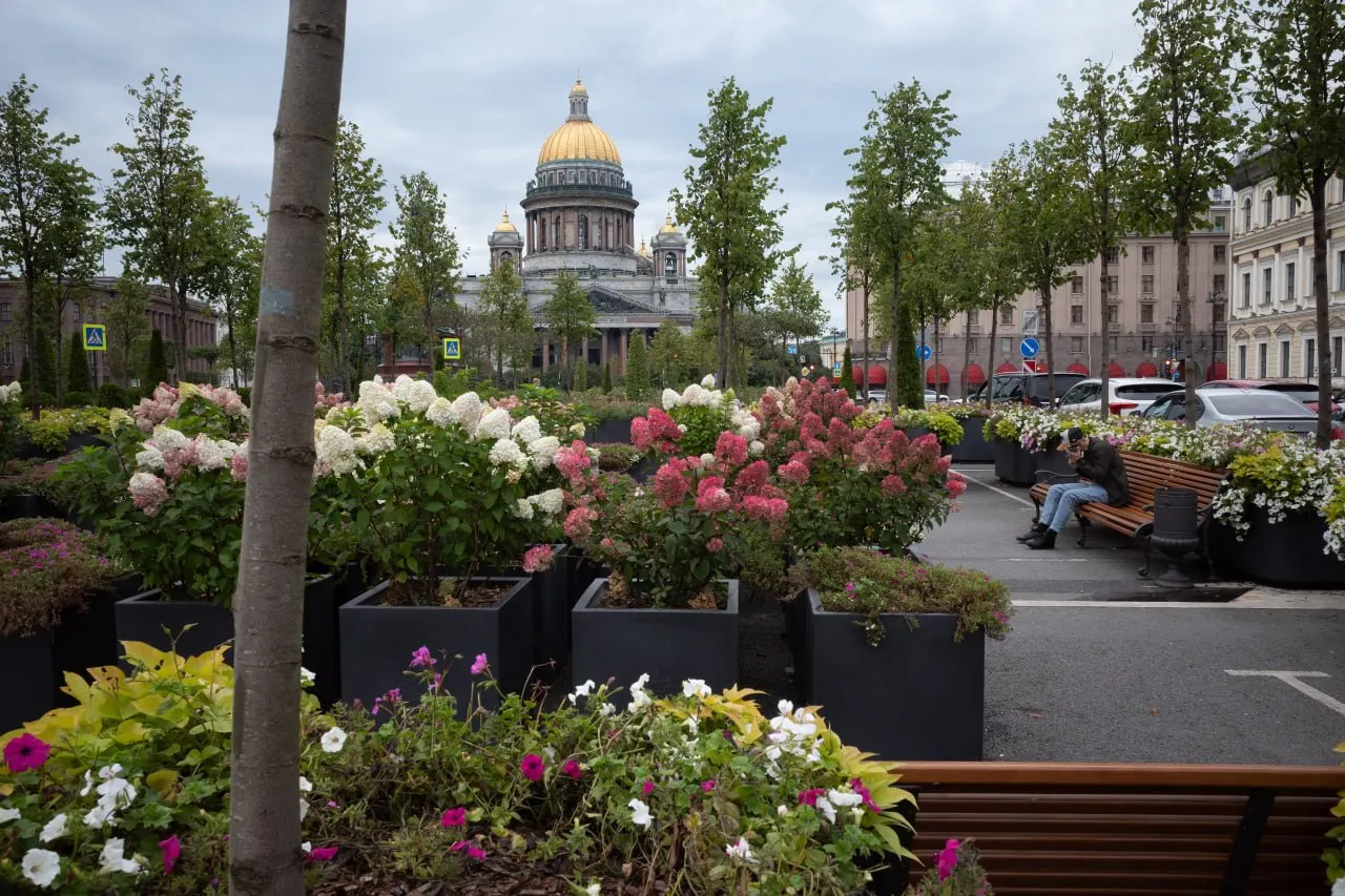 В городе обсуждают инцидент на эскалаторе, судебные решения и политическую повестку, а также мировые новости.