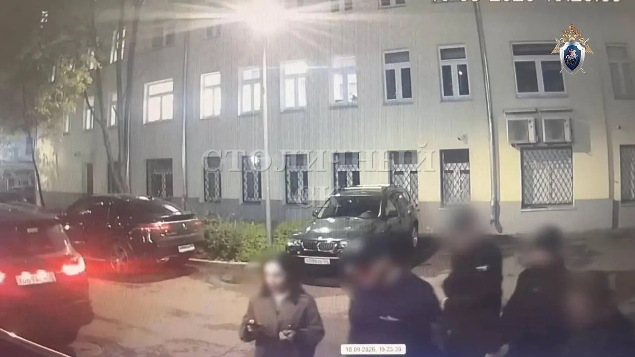 За 30 тысяч рублей женщина заказала задержание пострадавшего якобы сотрудником правоохранительных органов; пострадавшего избили и угрожали наркотиками. Задержаны заказчица и её сообщники.