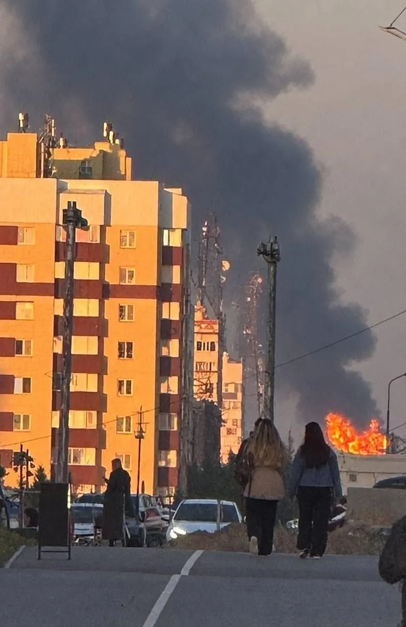 Дрон-атака зафиксирована в Новом Уренгое; пострадавших нет, на месте возгорание, данные о причинах и ущербе уточняются.