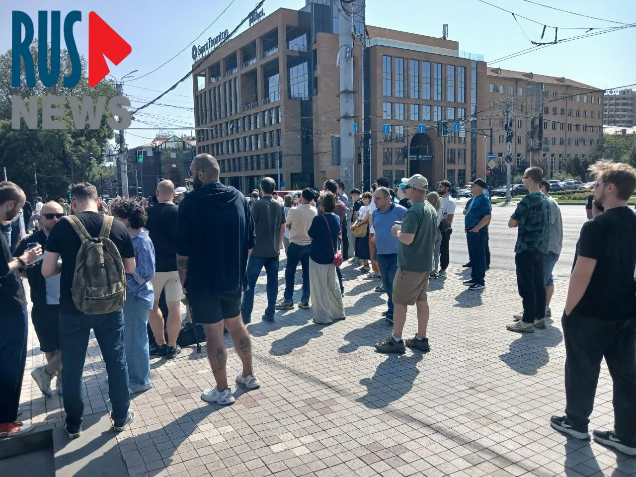 К полудню перед посольством собрались россияне и участники гражданской активности, рядом прошёл митинг примерно из ста человек.