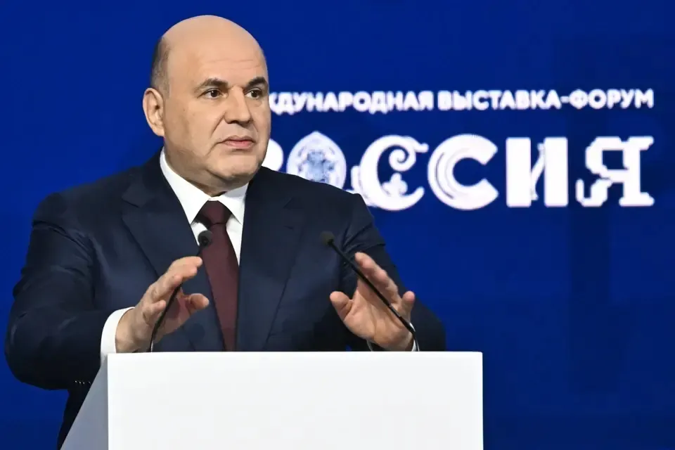 Премьер поручил оценить эффективность финансирования крупных форумов и предложить меры по экономии, в том числе в отношении бюджетируемых мероприятий.