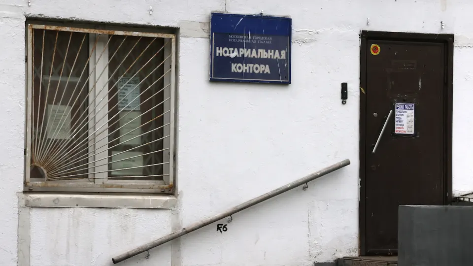 Правозащитники зафиксировали случаи, когда нотариусы отказываются оформлять доверенности призывникам для действий в военкоматах в Москве и Самаре; обсуждают законность таких требований.
