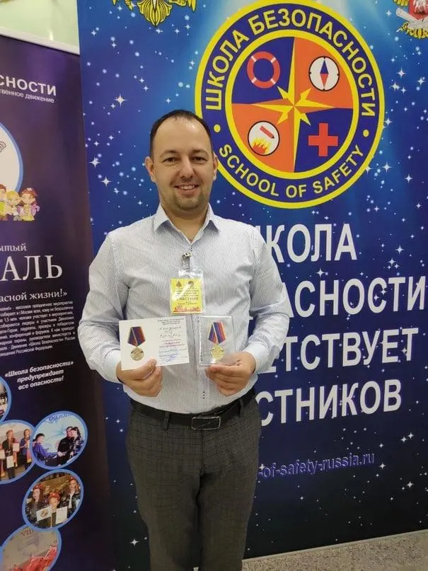 Динь линейки в нескольких регионах сопровождались призывами к патриотизму и тревогами: события в Красноярском крае, Иркутской области и Ленинградской области стали частью начала учебного года.