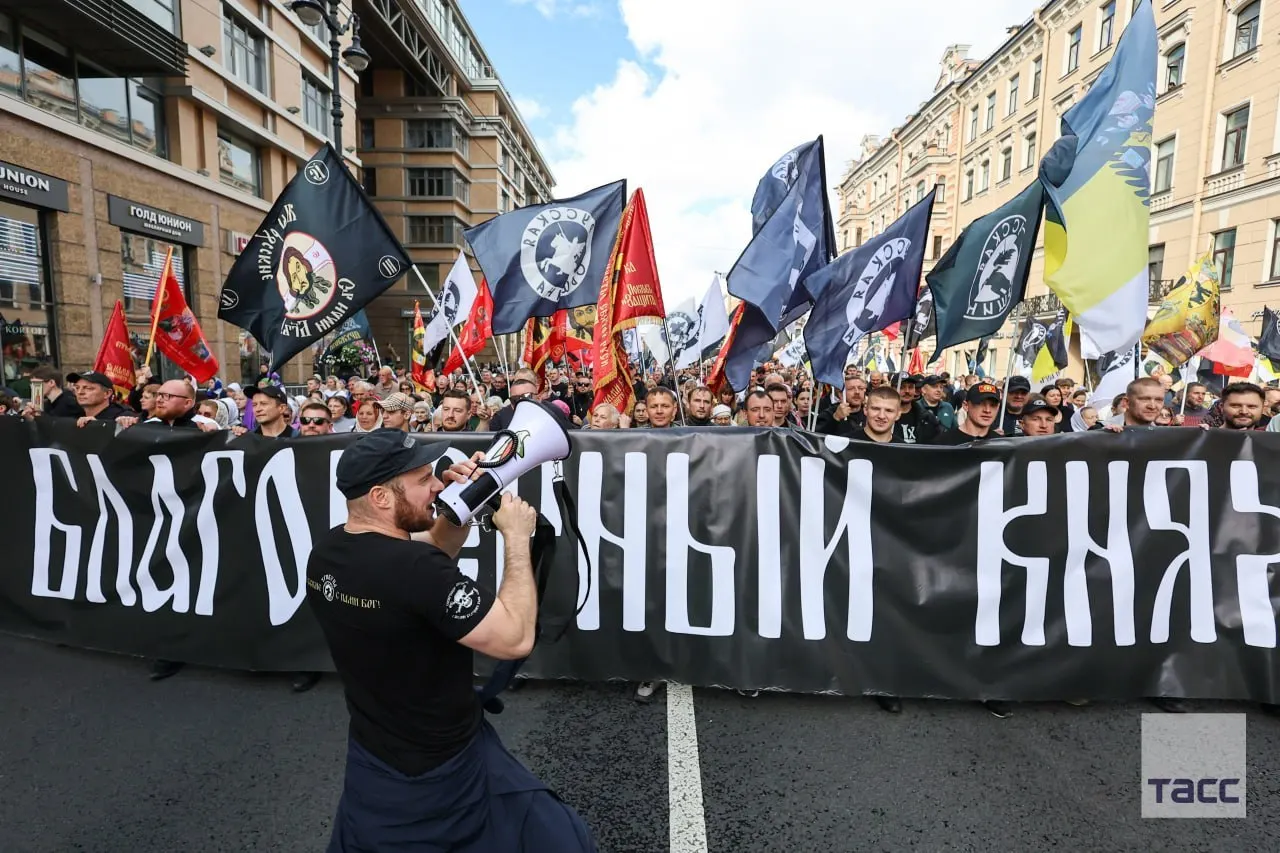 В ходе региональных крестных ходов части мощей Дмитрия Донского были представлены в нескольких городах, в том числе в Москве и Санкт-Петербурге.