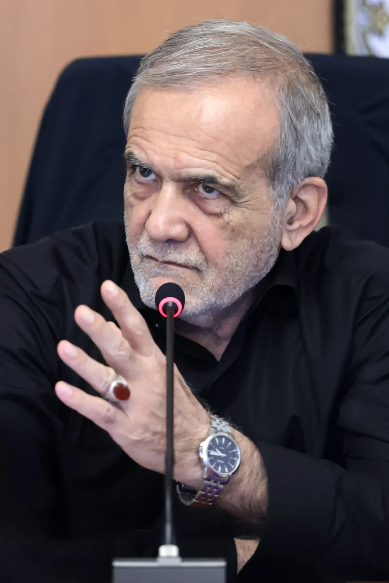 Иранский лидер Масуд Пезешкиан прибудет в Россию для участия в саммите стран-производителей газа, который пройдет под руководством Владимира Путина; обсуждаются перспективы мирового рынка энергоносителей.