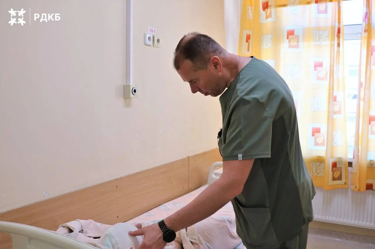 15-летний житель Солтонского района переведён из реанимации в нейрохирургическое отделение московской детской клинической больницы; состояние остаётся тяжёлым, но стабильным.