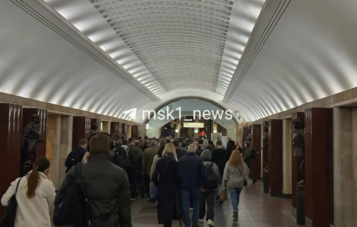 По будням вход на станцию будет закрыт с 08:35 до 09:00 из-за ремонта эскалатора; возможны дополнительные ограничения при увеличении пассажиропотока.