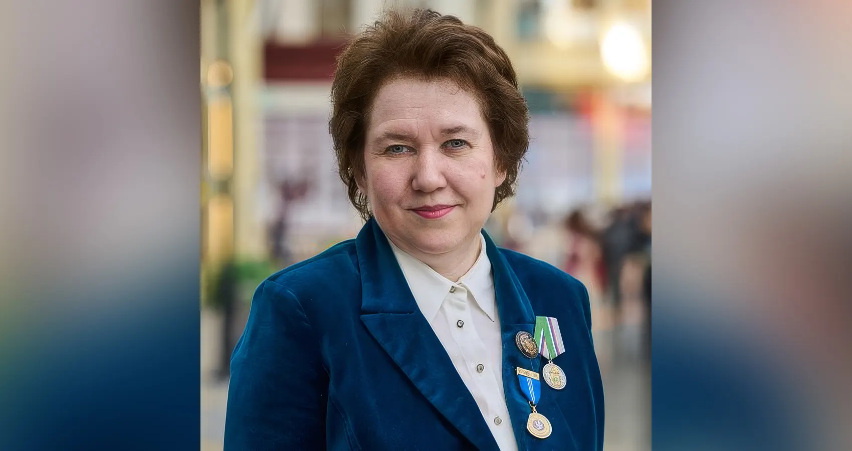 Арест связан с обвинениями в вербовке людей в саентологическую церковь и деятельностью организации, признанной нежелательной; расследование продолжается.