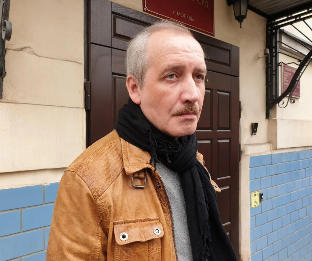 В Москве пропала связь с главным редактором; обыск в редакции завершён, адвокат журналиста сопровождает процесс.