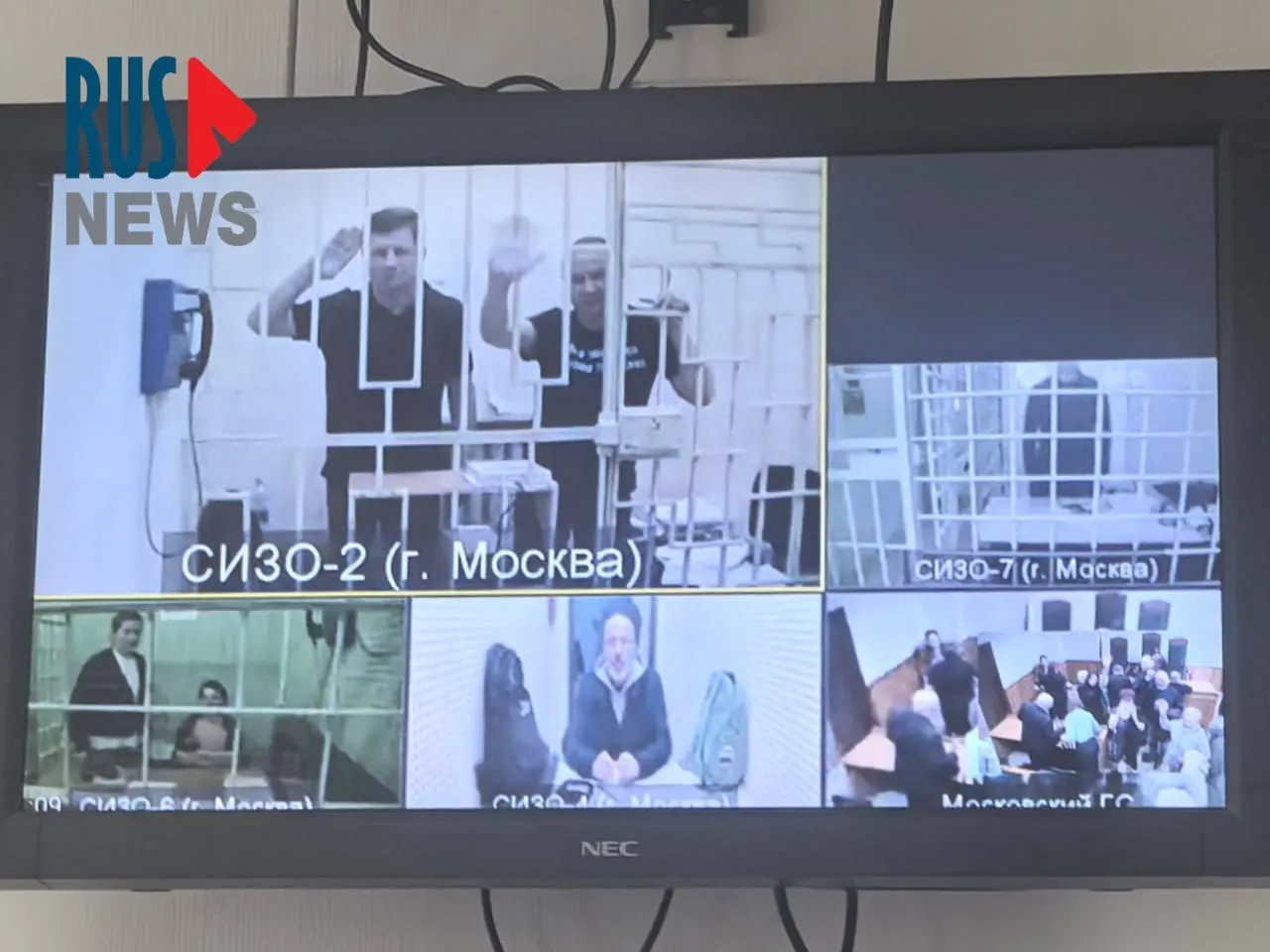 Заседание в Москве по делу бывшего губернатора Хабаровского края началось. Участники жалуются на уведомления о заседании, центральная тема — экономические обвинения и ход следствие.