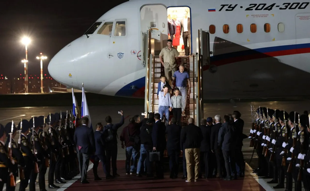 Москва подтвердила, что стороны ведут диалог по вопросу освобождения заключённых через соответствующие каналы; конкретные лица не разглашаются.
