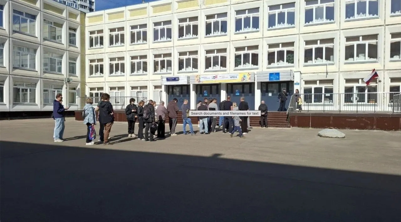 Жители дома на ул. Кольская, д. 8, в Москве обнаружили отсутствие своих имён в списках для голосования на участке №524; по словам председателя УИК, причина — ошибка управляющей компании, которая вручную добавляла жильцов в дополнительный список.