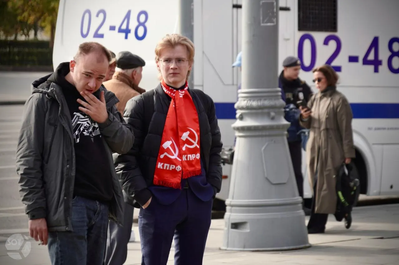 На согласованной с властями акции в Москве задержали около 60 человек, среди которых — члены КПРФ и партии Яблоко; участники митинга призывали к свободе и освобождению политзаключённых.
