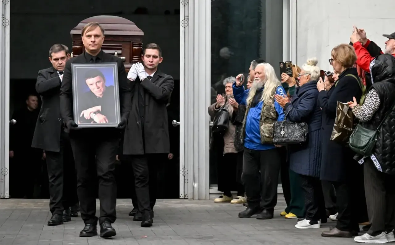 На Троекуровском кладбище в Москве прошло прощание с психотерапевтом и экстрасенсом Анатолием Кашпировским, скончавшимся 3 октября в возрасте 87 лет.