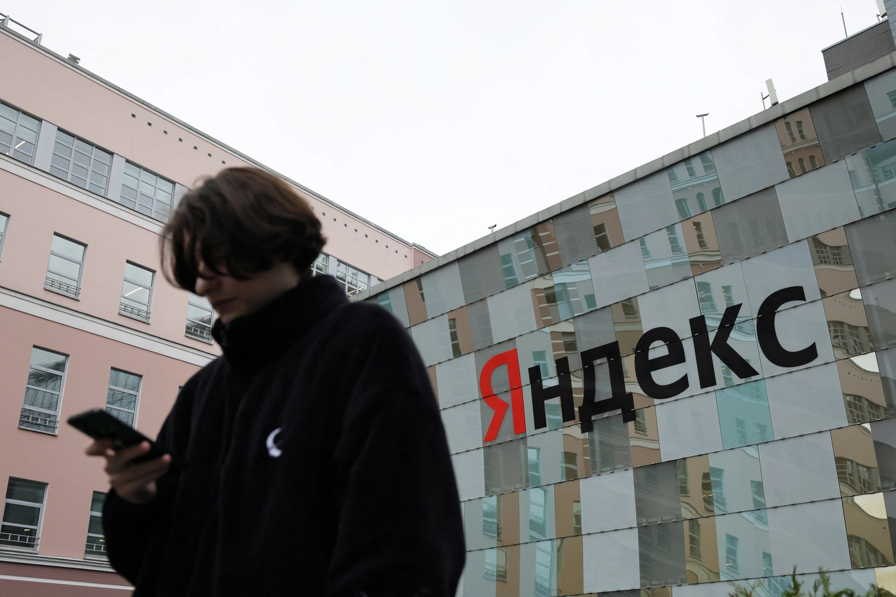 Две вакансии по охране указывают требования к работе на закрытой территории вокруг нового офиса Яндекса; обещают 8,5 тысяч рублей в сутки и график 2/2 или 1/1; конкретные угрозы не перечисляются.
