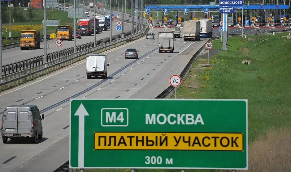Экономисты обсуждают возможность перехода на плату за пройденный километр и влияние на финансирование дорог, включая влияние на владельцев старых автомобилей.
