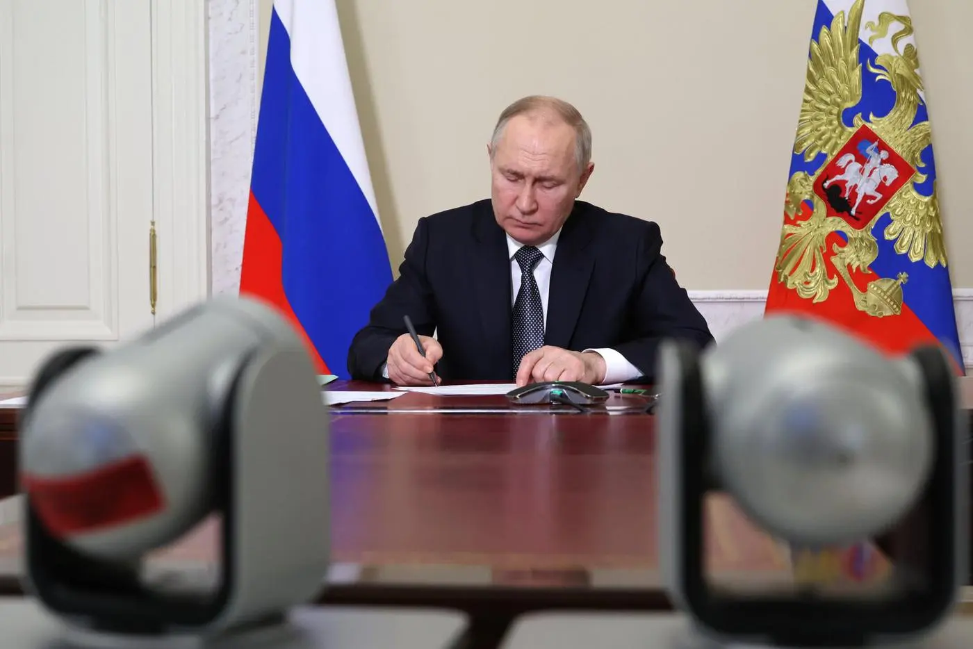 Путин распорядился передать активы ряда российских компаний во временное управление, в том числе Tarkett и связанные структуры. Разбираются детали сделки и регионы участия.