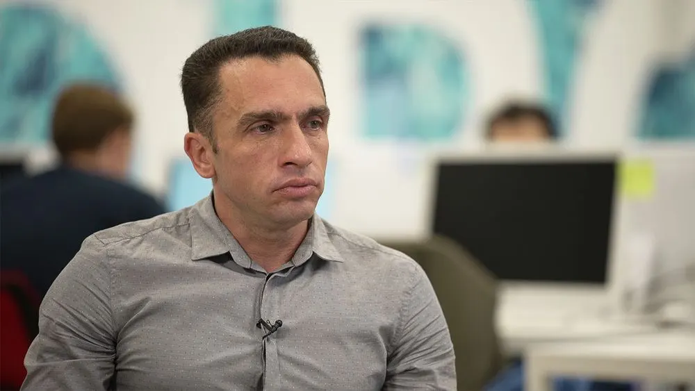 Мосгорсуд отклонил апелляцию на меру пресечения политолога Александра Кынёва и оставил его под стражей; защита просила смягчение из-за состояния здоровья, а прокуратура настаивала на сохранении прежней меры.