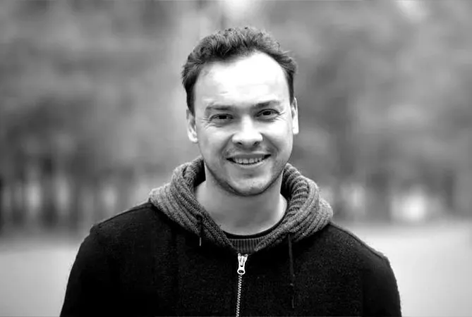 52-летний Александр Кондратов скончался в московской больнице; ранее он был художником-постановщиком сериала «Ликвидация» и лауреатом премий ТЭФИ и «Золотой орёл»