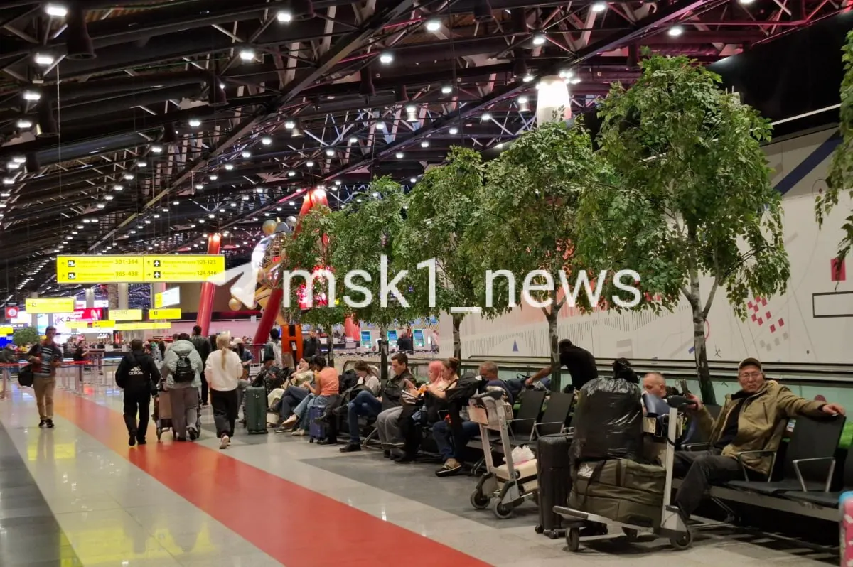 Рейс SM948 Москва — Дабаа задержан на новую плановую отправку после позднего прибытия самолёта. Пассажирам предлагают питание и размещение в гостинице, а в Шереметьево снова наблюдаются отмены и задержки.