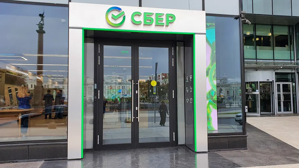 Крупнейший банк страны сталкивается с ростом дефолтных активов и ухудшением качества портфелей; эксперты предупреждают о более негативном рынке для юридических лиц в ближайшем квартале.