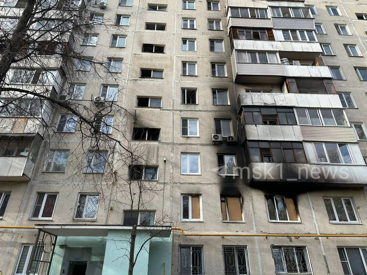 Ночью в восточной части Москвы произошёл пожар в квартире: погибла 38-летняя женщина, её сын в тяжёлом состоянии; в семье было несколько детей, а ситуация усугублялась частыми скандалами и употреблением алкоголя.