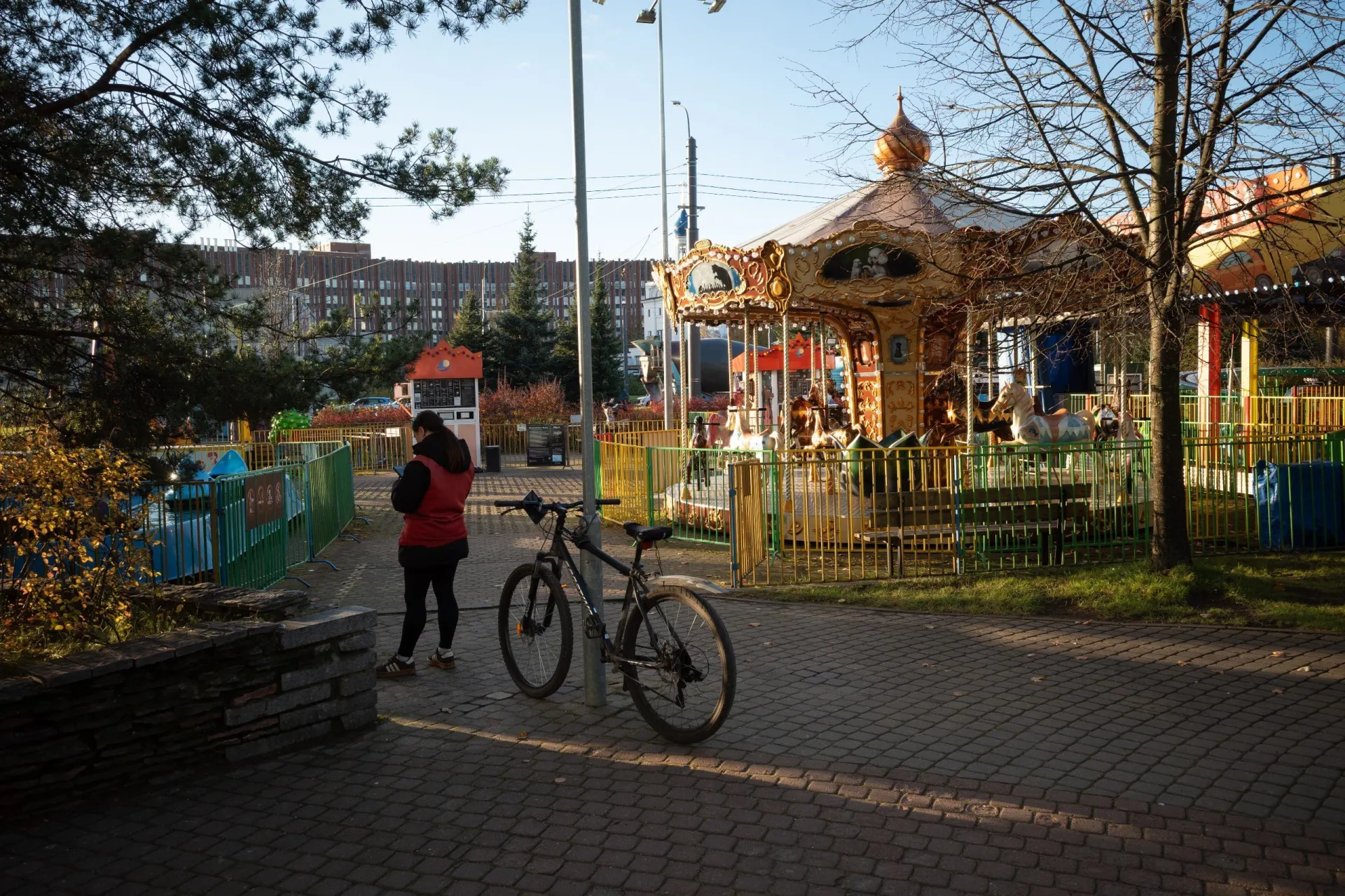 В Петербурге зафиксирована вспышка кори в жилом доме; обновлено расписание транспорта и дано резюме по авиации и экономическим событиям.