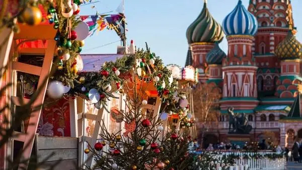 Клуб «Москва» на Тверском бульваре расширяет сезон для локальных брендов: к лету 2026 года число резидентов достигло 110, а новым сезонам предстоят зимний клуб и арт-павильон «Сделано в Москве» на Болотной площади. Прием заявок открыт.