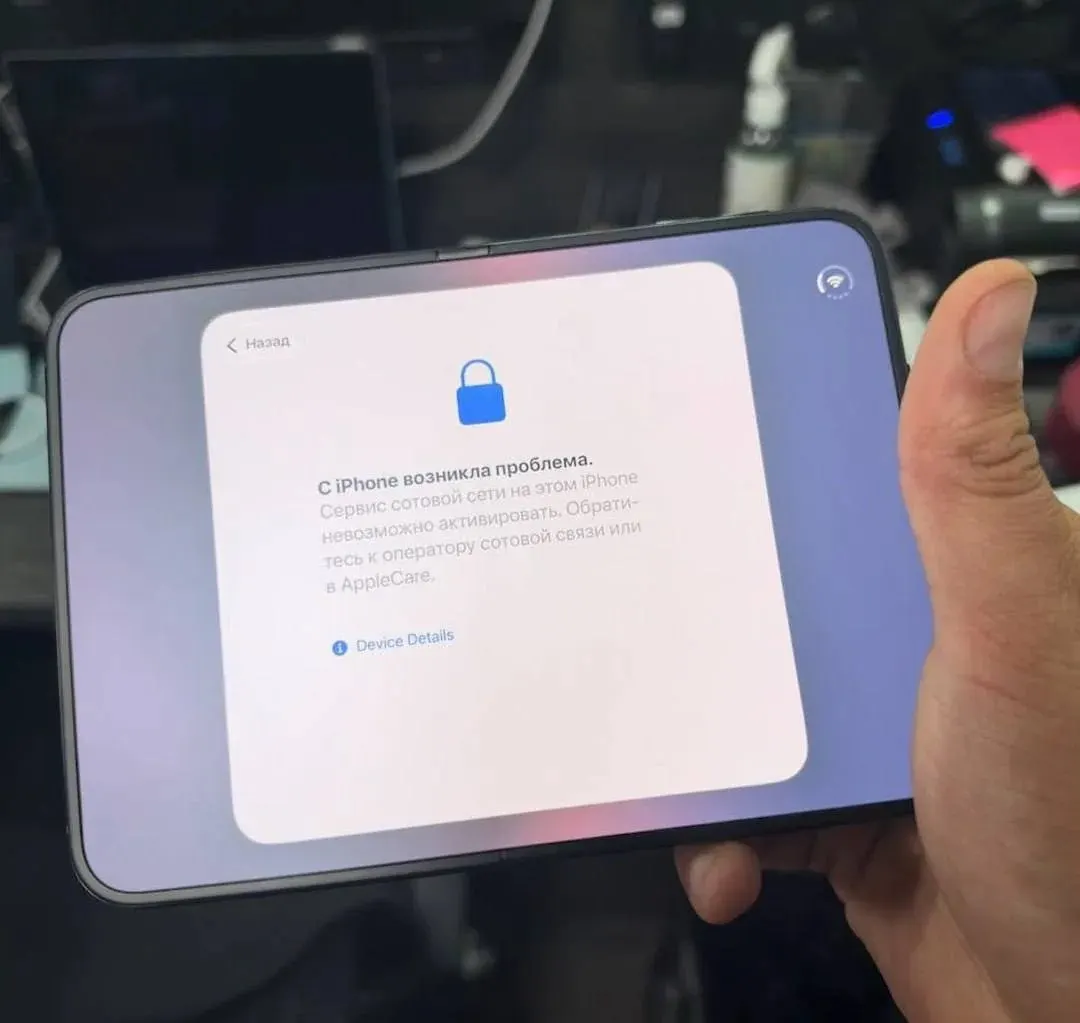 Покупатель из Москвы потратил 1,6 млн на эксклюзивный iPhone Duo, однако устройство оказалось заблокировано до старта продаж.