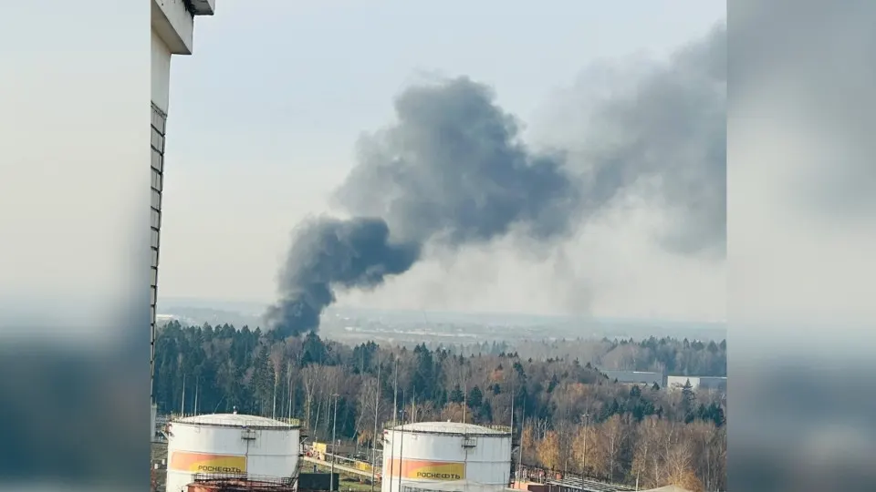 Возник пожар вблизи Шереметьево; по данным очевидцев, возможно падение беспилотников; ограничения на воздушное движение вводились и позже снимались.