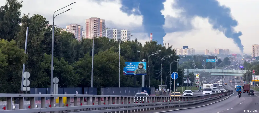Атаки дронов в ответ на удары по Украине тревожат Москву и Санкт-Петербург: разговоры горожан, перебои в сервисах и изменение отношения к войне.