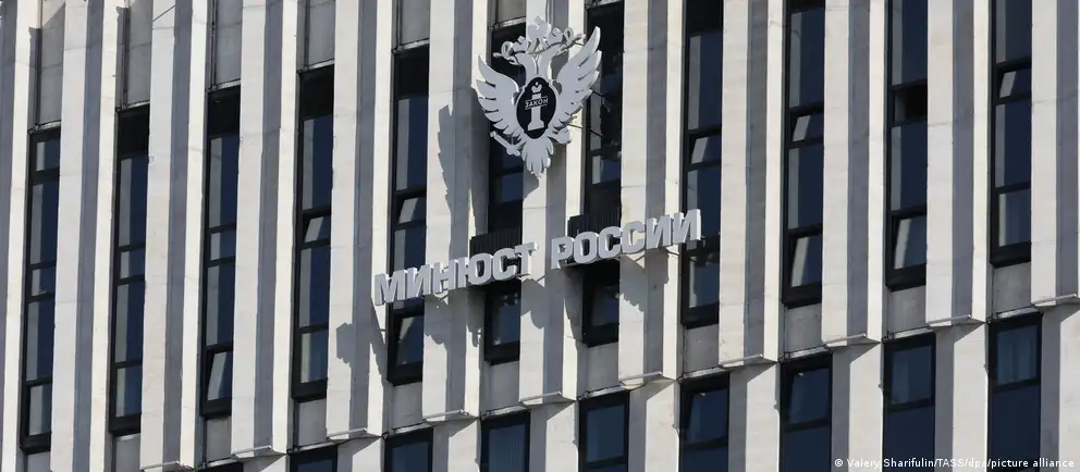 Минюст предложил создать открытый реестр россиян за границей, уклоняющихся от наказания, размещаемый на официальном сайте ведомства; документ вызывает споры и критику.